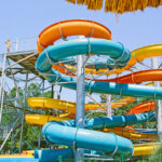 ¡Aventura acuática en el camping Las Landas con toboganes emocionantes!