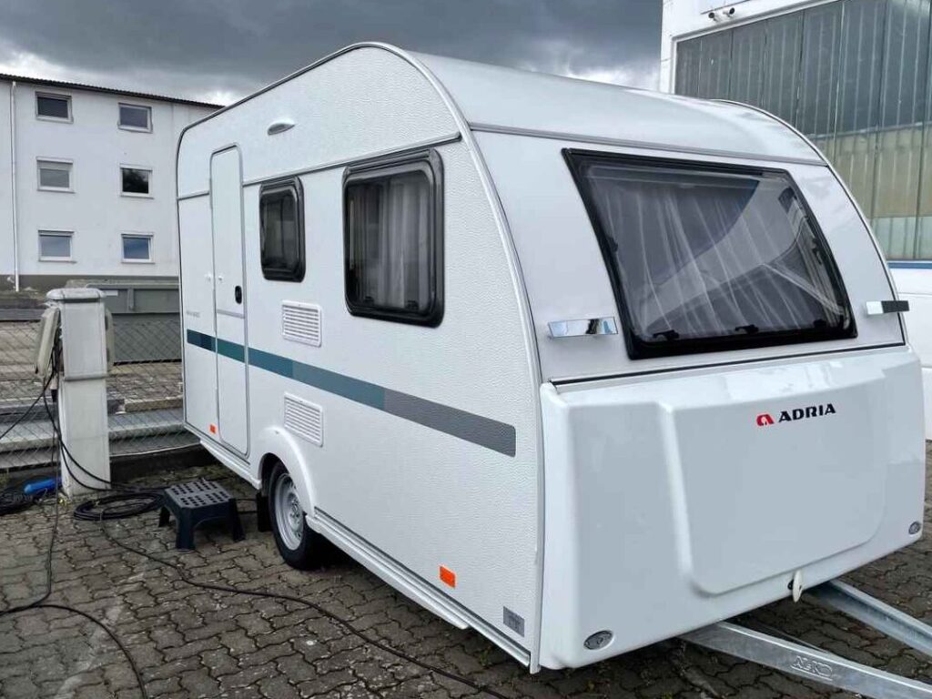 Caravana de 6 plazas, ¡ahora con menos de 750 kg! 1 Caravana de 6 plazas, ¡ahora con menos de 750 kg!