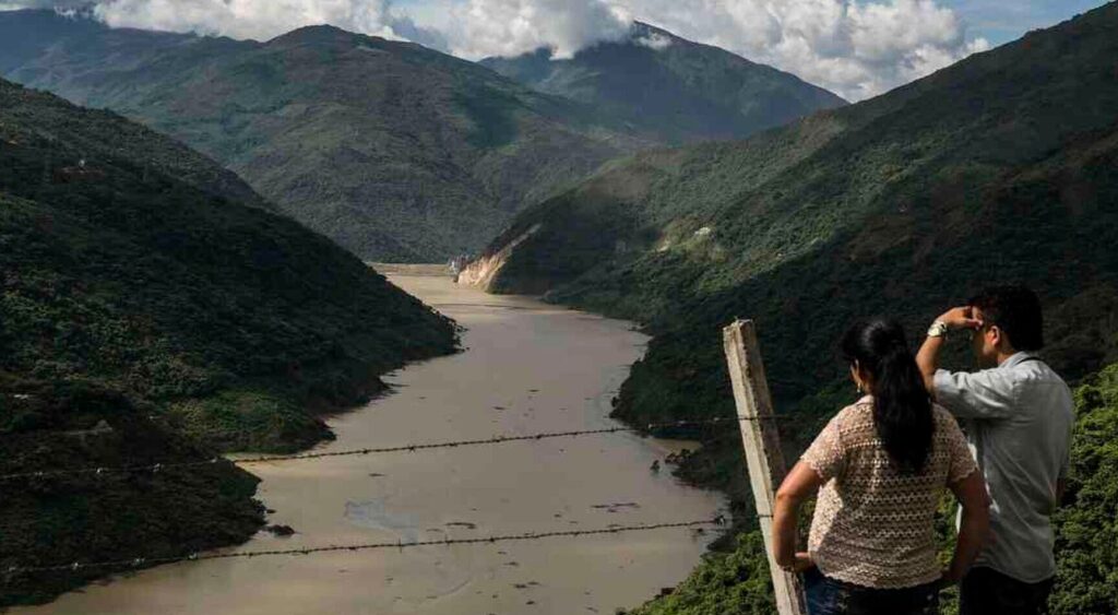 Caravana de agua: taponamiento en el llenado causa caos 1 Caravana de agua: taponamiento en el llenado causa caos