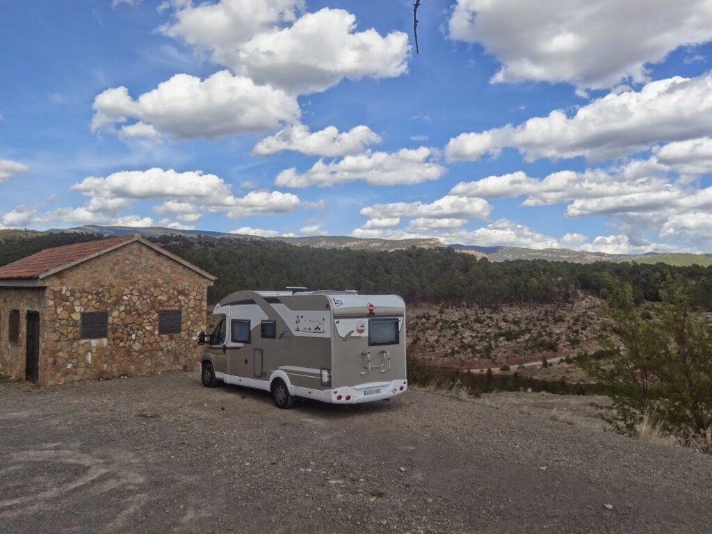 ¡Descubre el camper 1h2 con baño para tus aventuras! 1 ¡Descubre el camper 1h2 con baño para tus aventuras!
