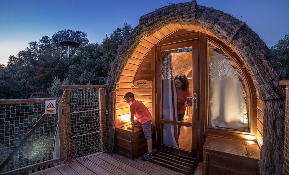 Descubre el encanto de los campings con cabañas entre árboles en Madrid 1 Descubre el encanto de los campings con cabañas entre árboles en Madrid