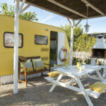 Descubre el encanto de los campings con caravanas de colores