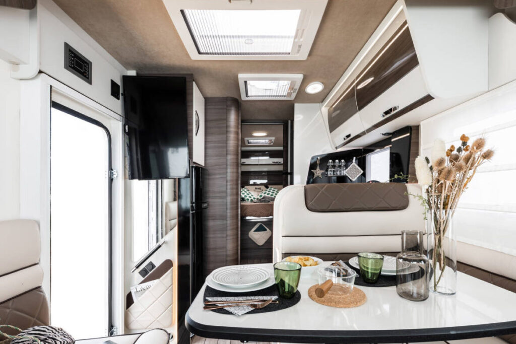 Descubre la caravana perfecta con mueble lavabo rinconera 1 Descubre la caravana perfecta con mueble lavabo rinconera
