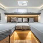 Descubre la comodidad de la caravana Adria con cama en isla