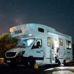 Descubre la libertad de dormir bajo las estrellas en una caravana fuera del camping
