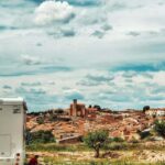 Descubre la mágica caravana en suelo rústico, una experiencia única