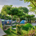 Descubre la tranquilidad del camping Montblanc Park en un entorno natural y plano