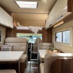 ¡Descubre nuestro camper para 2 personas con baño y disfruta de la aventura perfecta!