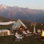 Experimenta la aventura del camping con tiendas montadas en paisajes impresionantes