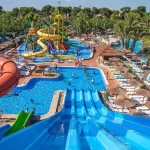¡Explora la diversión acuática en nuestro camping todo incluido con toboganes!