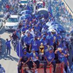 La caravana lanza la bola: un espectáculo impresionante