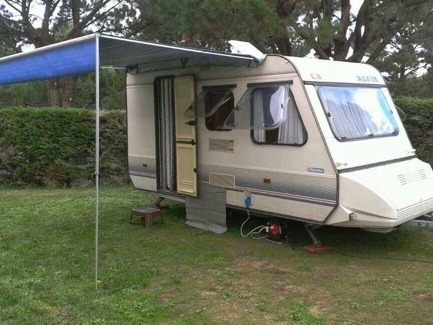 ¡Oportunidad única! Caravana Adria 750 kg en perfecto estado, segunda mano 1 ¡Oportunidad única! Caravana Adria 750 kg en perfecto estado, segunda mano