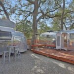 Descubre la tranquilidad del camping privado en nuestro exuberante Caravan Garden