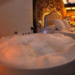 Escápate a una cabaña romántica con jacuzzi y vive la pasión