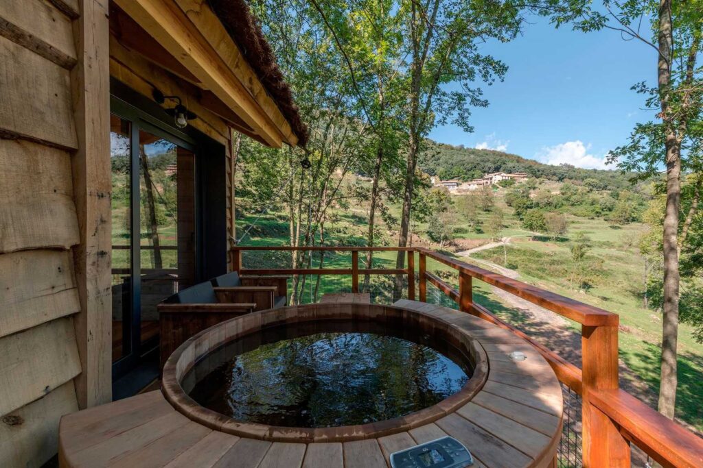 Experiencia única: Cabañas en los árboles con jacuzzi en Cataluña 1 Experiencia única: Cabañas en los árboles con jacuzzi en Cataluña