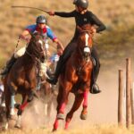 La caravana avanza sobre el suelo de bolón, ¡una travesía emocionante!