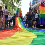 Multitudinaria Caravana del Orgullo Gay llena las calles de la ciudad